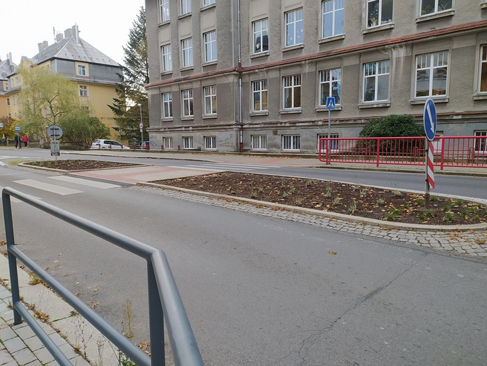 V Liberci stihli ještě před zimou vysadit nové trvalky na Husovce i v Palachově ulici