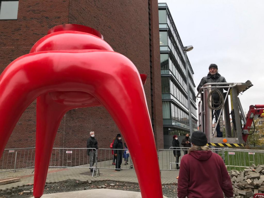 FOTO, VIDEO: Zub a kartáček, nebo sprcha s nohama? Na Pankráci dnes instalovali sochu