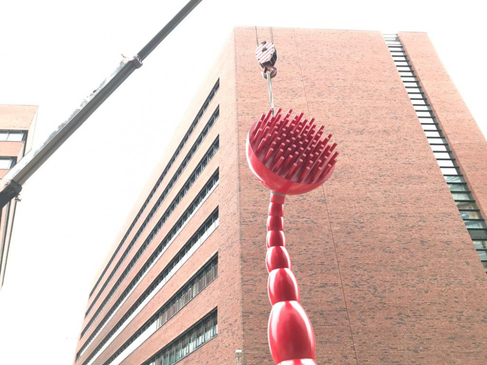 FOTO, VIDEO: Zub a kartáček, nebo sprcha s nohama? Na Pankráci dnes instalovali sochu