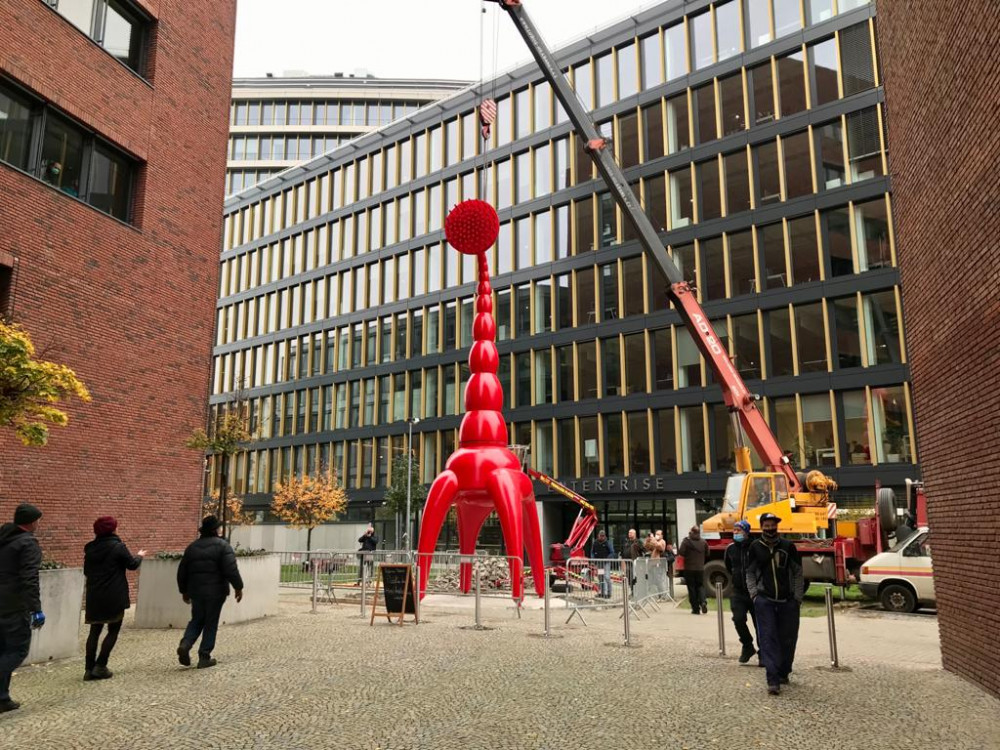 FOTO, VIDEO: Zub a kartáček, nebo sprcha s nohama? Na Pankráci dnes instalovali sochu