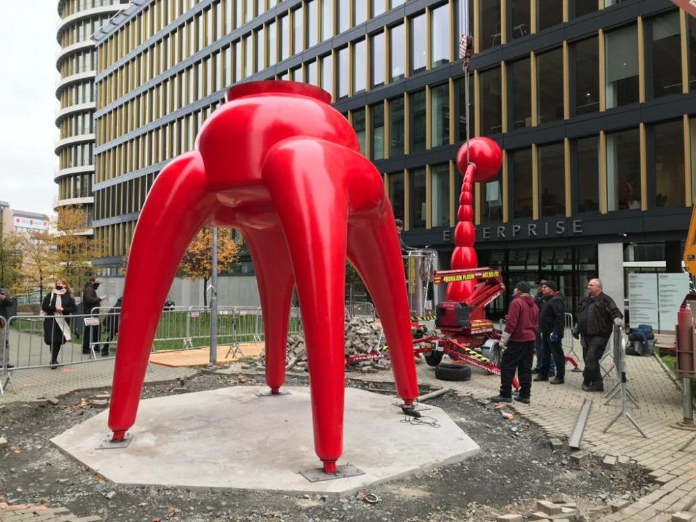 FOTO, VIDEO: Zub a kartáček, nebo sprcha s nohama? Na Pankráci dnes instalovali sochu