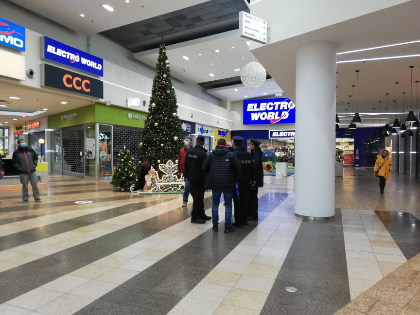 Anonym nahlásil bombu v Globusu. Výbušninu hledala desítka policistů.