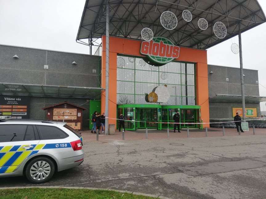 Anonym nahlásil bombu v Globusu. Výbušninu hledala desítka policistů.