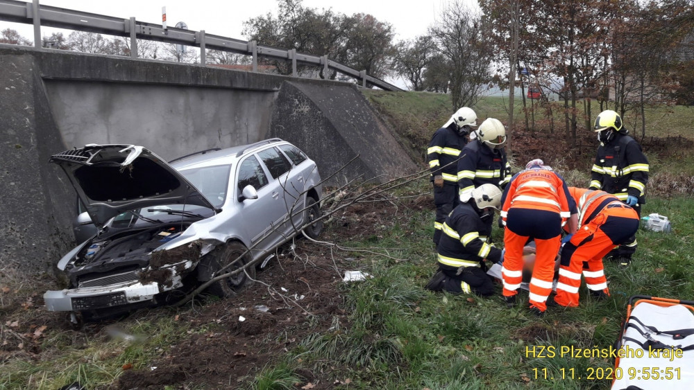 Zraněný řidič skončil v péči záchranářů