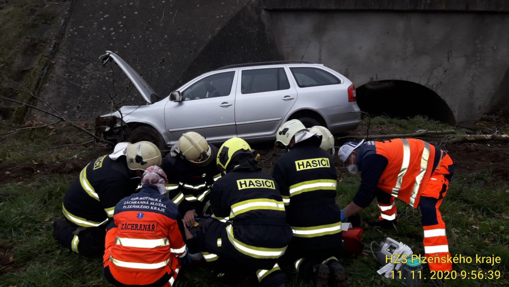 Řidič se lekl srnky přebíhající přes silnici, strhl řízení a skončil s autem mimo silnici