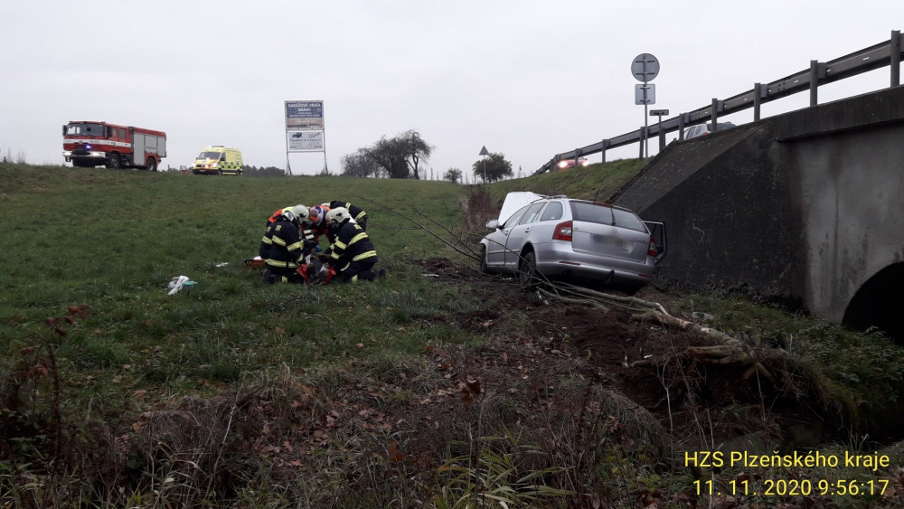 Řidič se lekl srnky přebíhající přes silnici, strhl řízení a skončil s autem mimo silnici