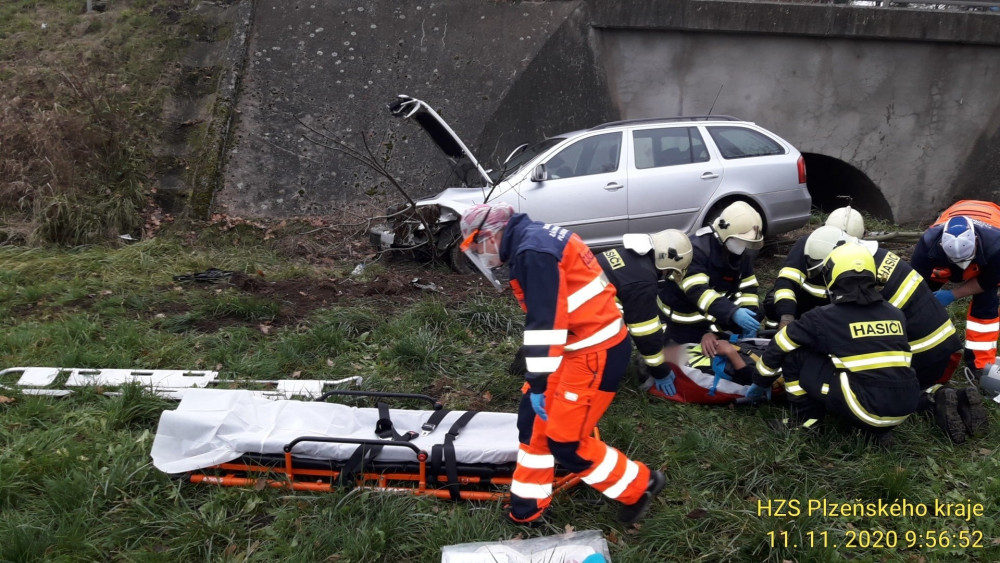 Řidič se lekl srnky přebíhající přes silnici, strhl řízení a skončil s autem mimo silnici