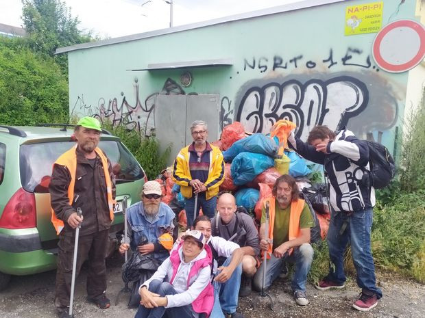 Lidé bez domova dobrovolně uklízí město. Za práci dostanou zaplaceno stravenkami