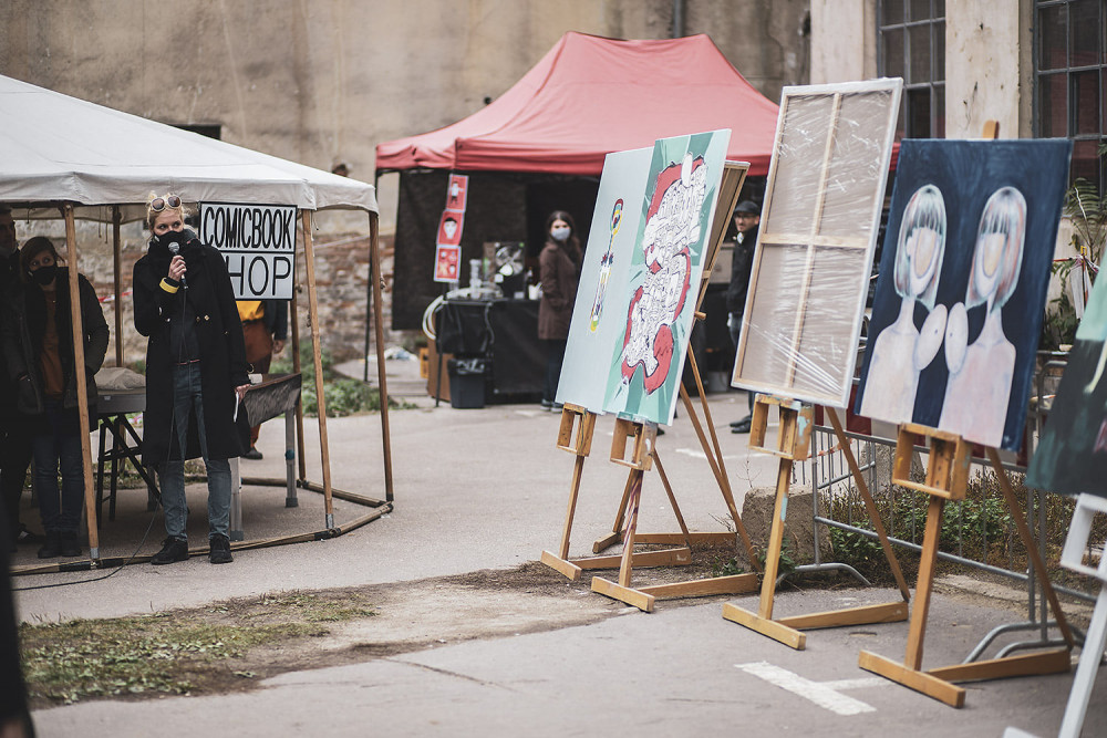 Na festivalu vznikly úžasné obrazy, ty teď pomohou dětem se vzděláváním
