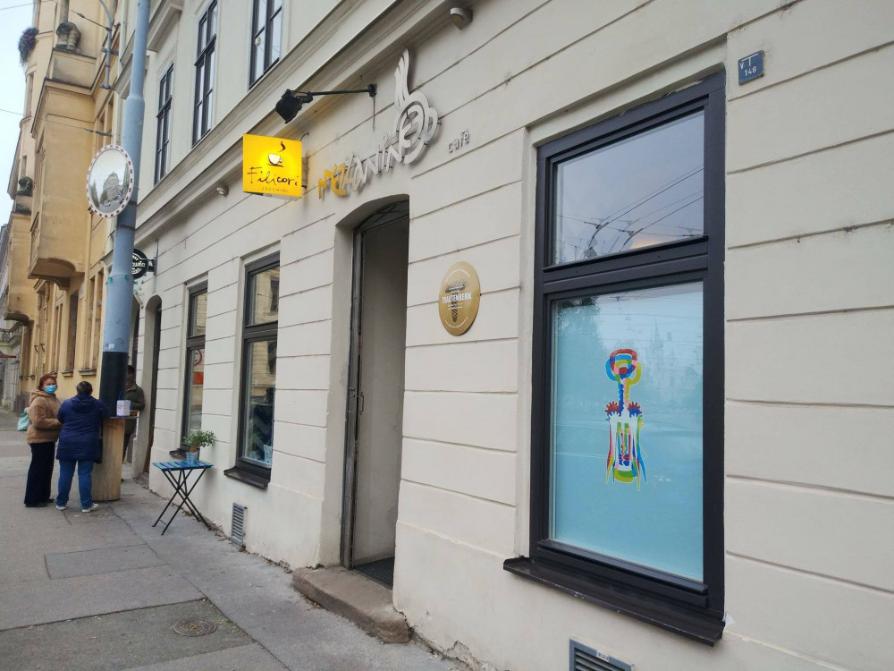 Brněnské kavárny vystavují v oknech obrazy z festivalu KOMA, aukce pomůže dětem ve vzdělávání