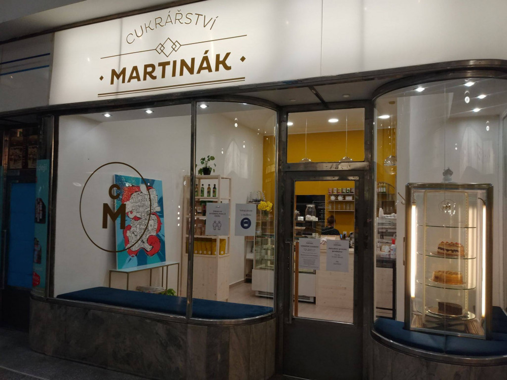 Brněnské kavárny vystavují v oknech obrazy z festivalu KOMA, aukce pomůže dětem ve vzdělávání