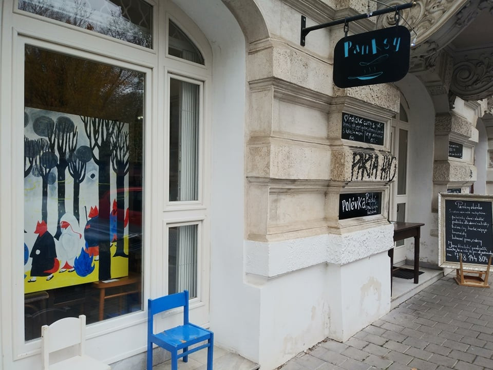 Brněnské kavárny vystavují v oknech obrazy z festivalu KOMA, aukce pomůže dětem ve vzdělávání