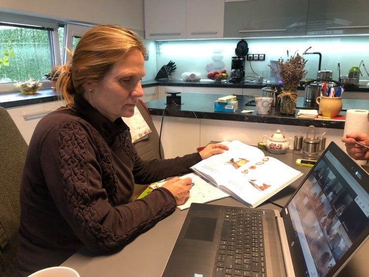 Miroslava Kučerová každý den začíná výuku kontrolováním docházky