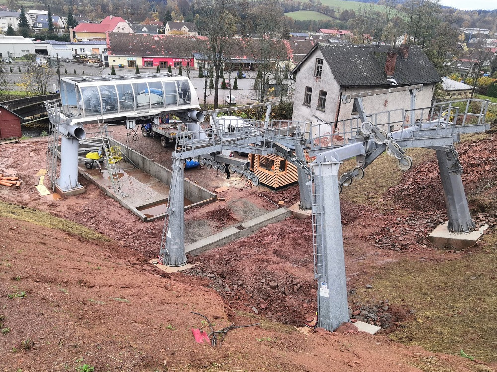 v Mladých Bukách se buduje třísedačková lanovka