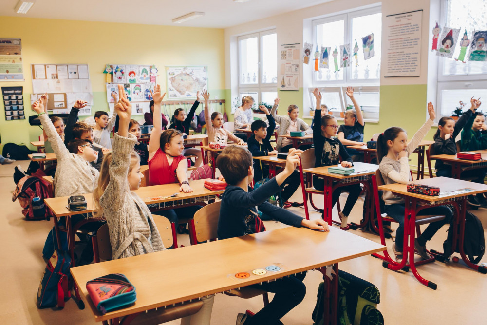 Prvňáci a druháci se vrátí do škol příští středu. Zbytek školáků čeká stále distanční výuka
