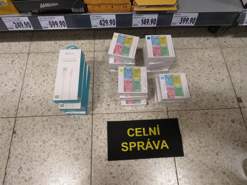 VIDEO: Celníci zajistili v nadnárodním řetězci falešné produkty Apple za 11 milionů