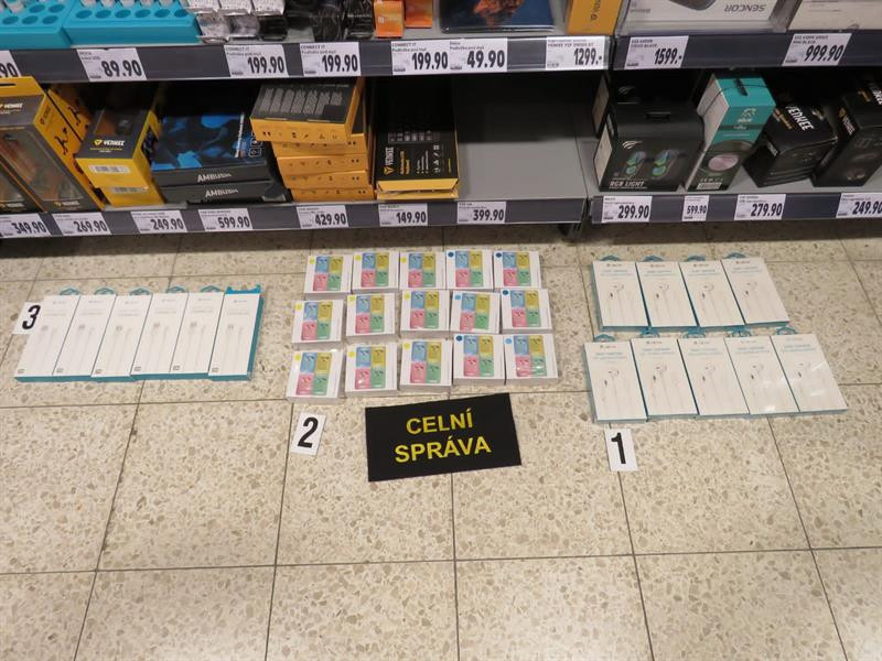 VIDEO: Celníci zajistili v nadnárodním řetězci falešné produkty Apple za 11 milionů