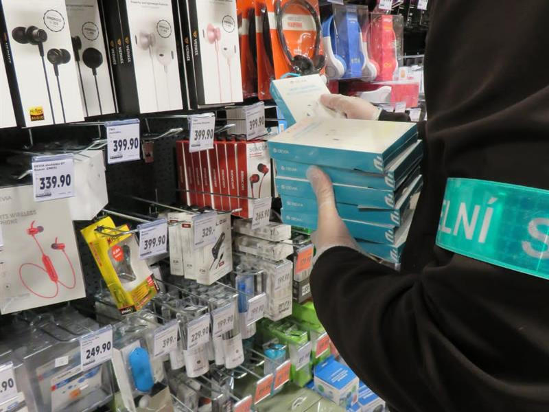 VIDEO: Celníci zajistili v nadnárodním řetězci falešné produkty Apple za 11 milionů