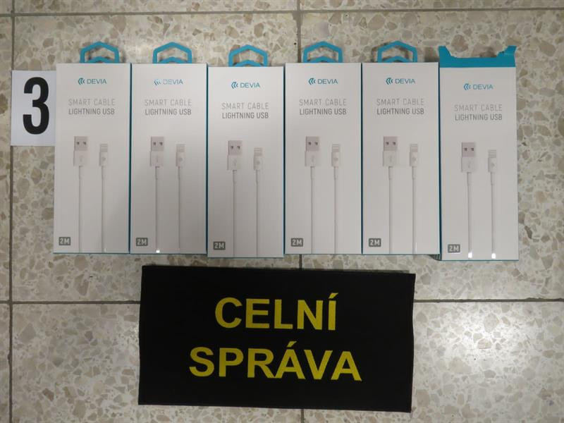 VIDEO: Celníci zajistili v nadnárodním řetězci falešné produkty Apple za 11 milionů