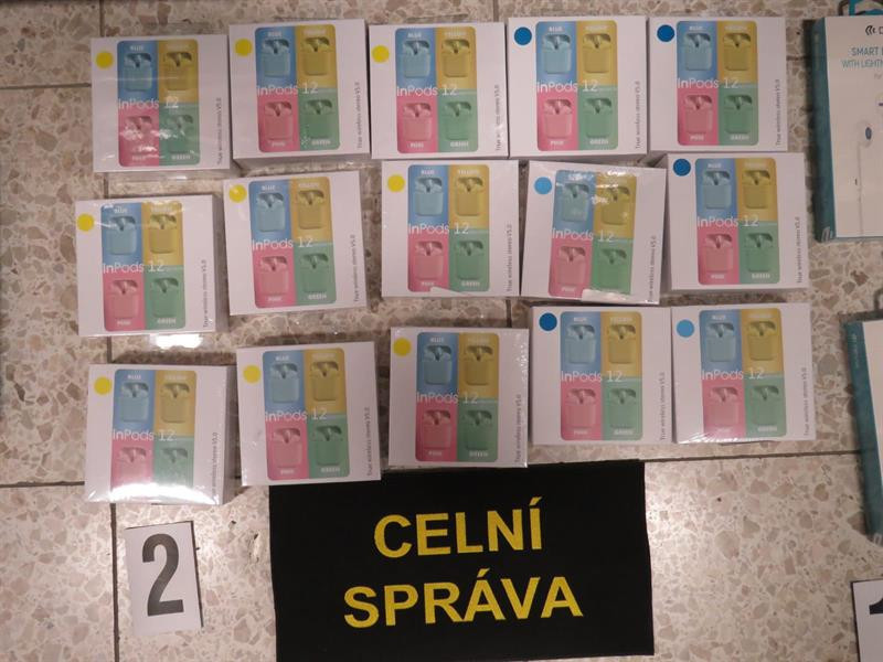 VIDEO: Celníci zajistili v nadnárodním řetězci falešné produkty Apple za 11 milionů