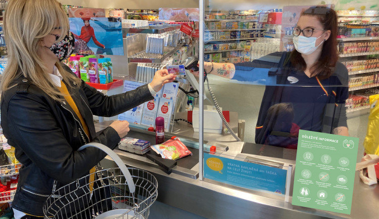 Dm drogerie se daří i přes vládní opatření. V uplynulém obchodním roce zvýšila obrat i díky on-line shopu.