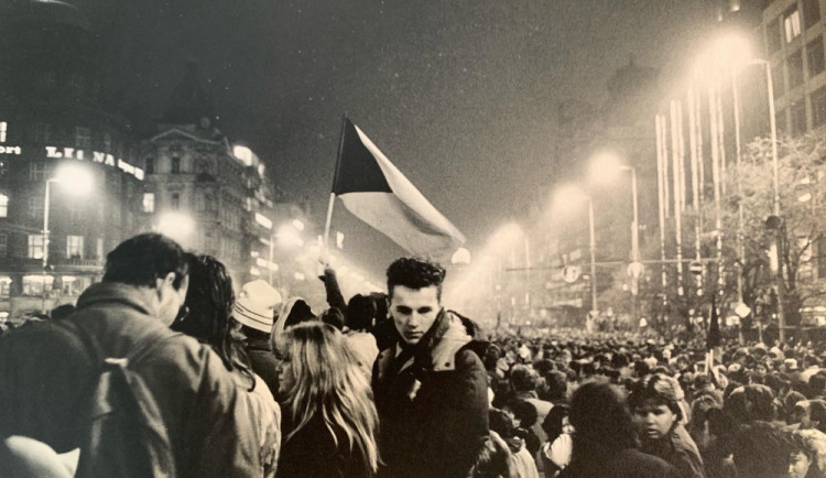 Nikdo nevěděl, jak to bude dál, říká účastník a autor fotek z listopadu 1989.