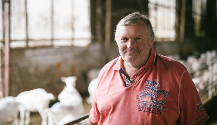 Majiteli Kozí farmy Josefu Pulíčkovi pomáhají fotovoltaické elektrárny. Novela zákona by mohla vše změnit