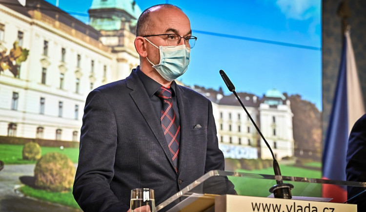 Blatný navrhne vládě v pátek zmírnění opatření podle PES