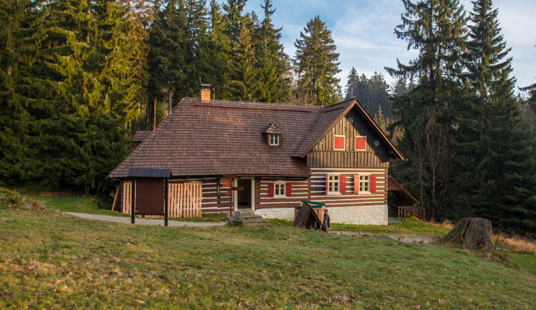 Jizerskohorská roubenka se dočkala uznání. Liščí bouda získala ocenění Patria Nostra.