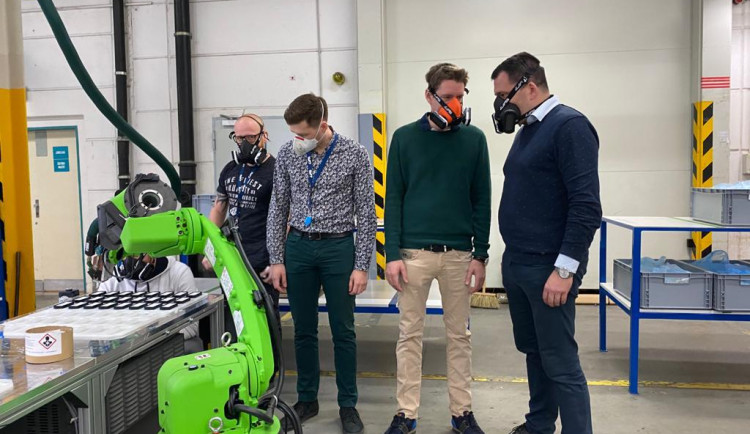 Europoslanec Zdechovský podpoří v Bruselu plzeňského výrobce ochranných masek WPA.