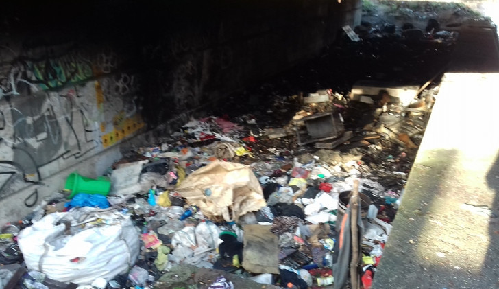 Desítky stříhaček a stovky pytlů s odpadem. Liberec zlikvidoval skládku v Jungmannově ulici