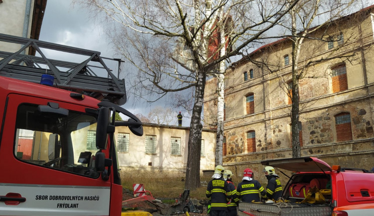 Hasiči zažili perný víkend. Kromě požárů likvidovali následky silného větru