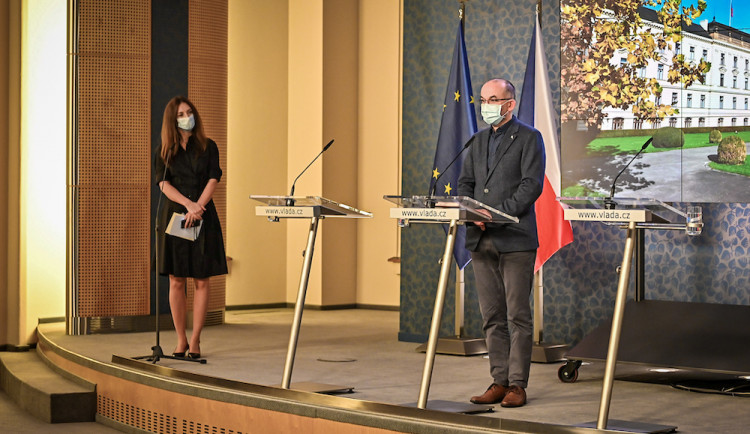 Nebuď jako Karel, buď jako Eliška! Ministerstvo představilo jak správně nosit roušku i to, jak budou vypadat Vánoce