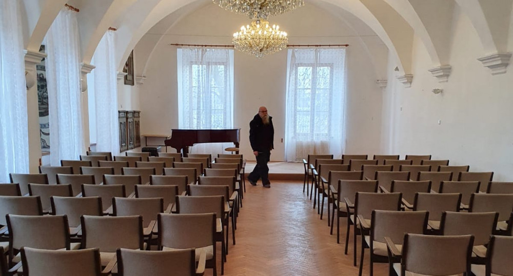 Základní umělecké školy v Jihočeském kraji získají dva klavíry od Nadace Karel Komárek Family Foundation