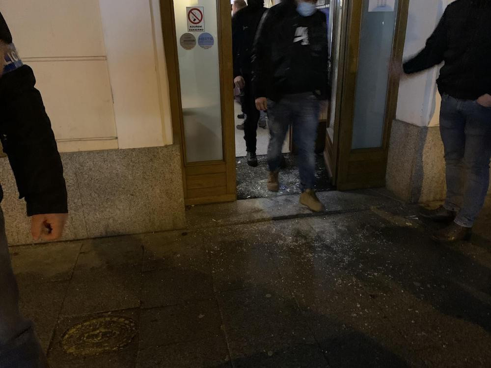 Policie v centru města rozpustila tajnou party. V baru bylo téměř třicet hostů