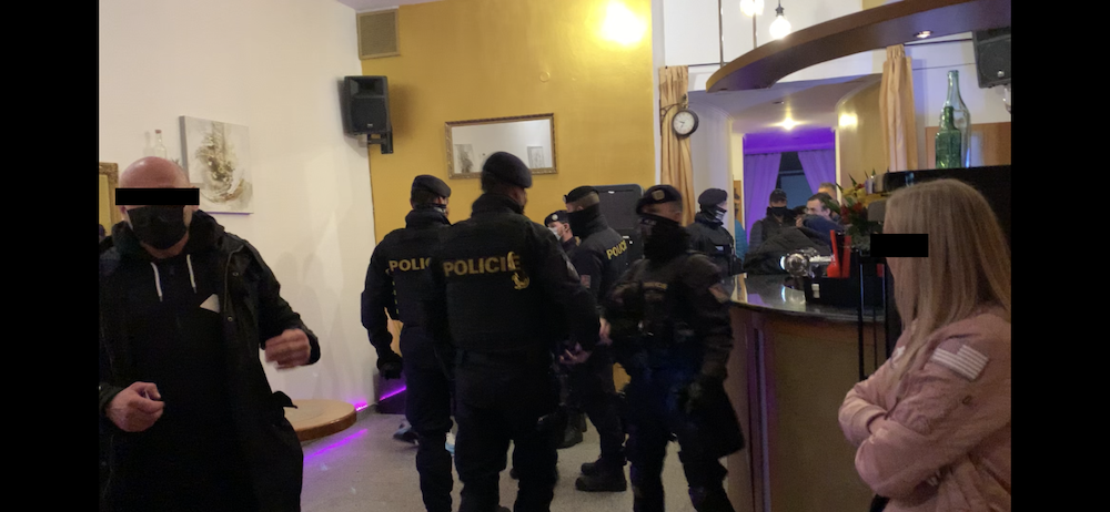 Policie v centru města rozpustila tajnou party. V baru bylo téměř třicet hostů