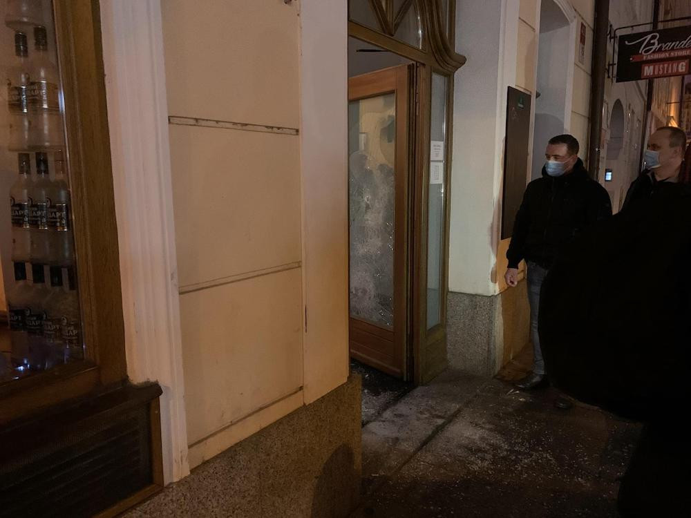 Policie v centru města rozpustila tajnou party. V baru bylo téměř třicet hostů