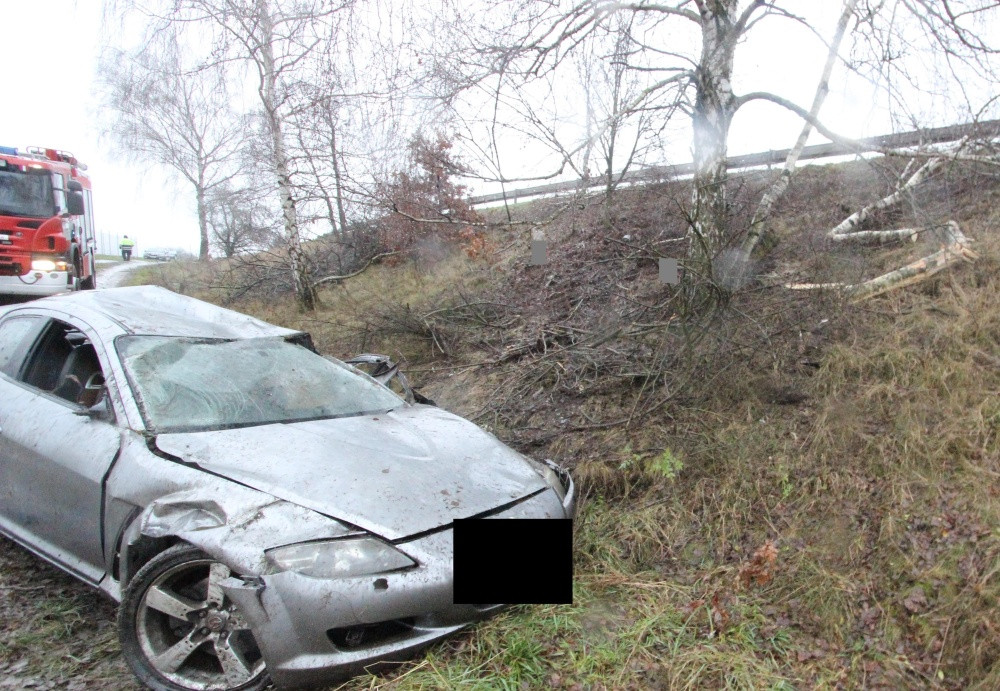 Tragická nehoda u Náměště. Náraz automobilu do stromu nepřežil spolujezdec