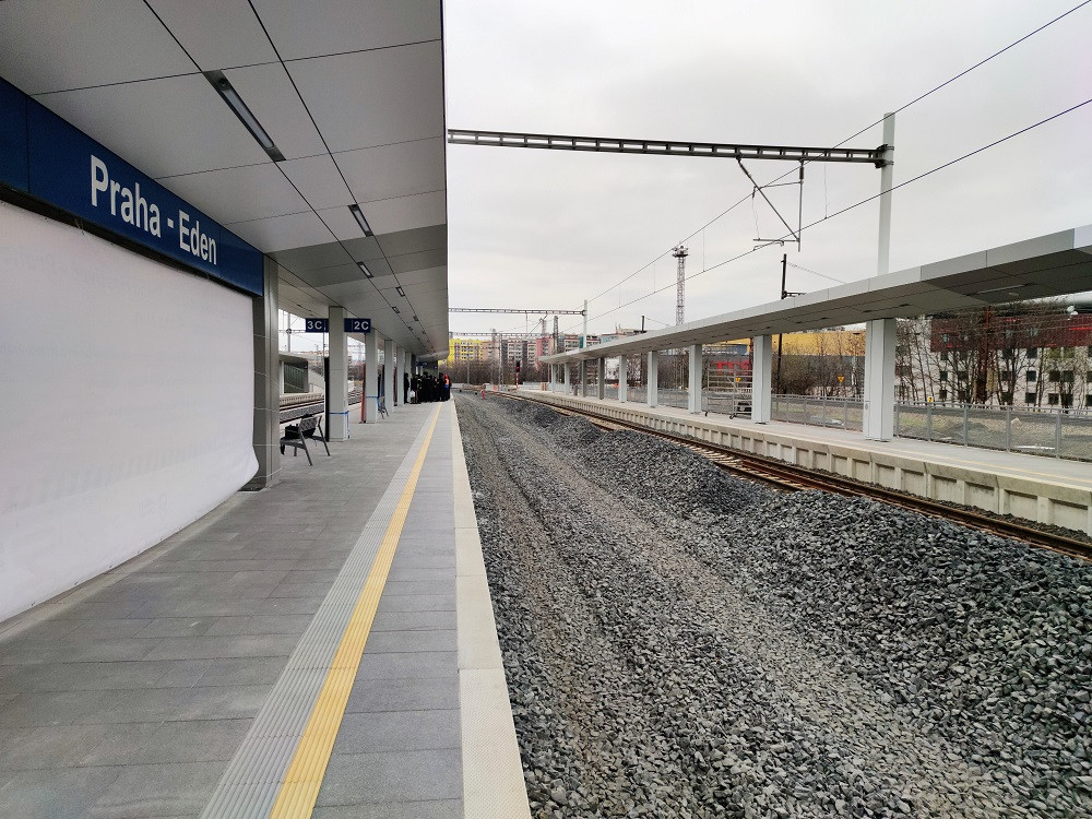 VIDEO: Praha má po letech novou zastávku i trať. Lidé se ode dneška svezou přes zastávku Praha-Eden