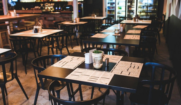 Půlroční čekání na kompenzace i krach menších podniků. Restaurace zažívají krušné časy