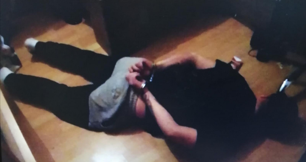 FOTO, VIDEO: Kriminalisté zadrželi muže, který si u komplice schoval trezor na zahradě. Hrozí muž až osm let za mřížemi