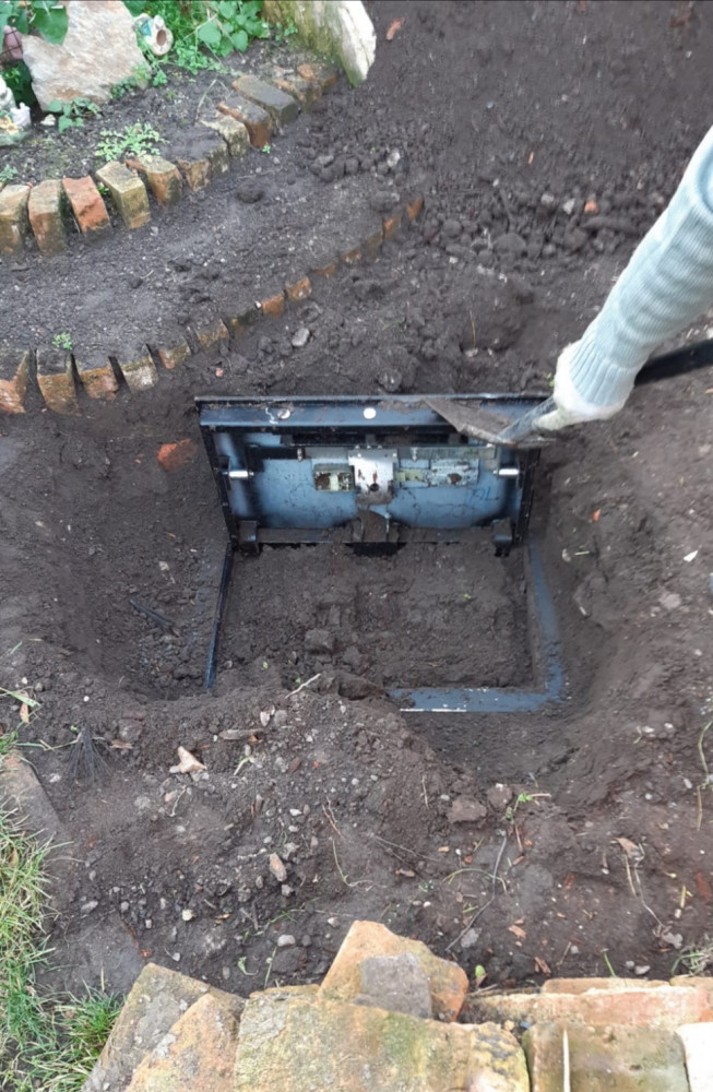 FOTO, VIDEO: Kriminalisté zadrželi muže, který si u komplice schoval trezor na zahradě. Hrozí muž až osm let za mřížemi