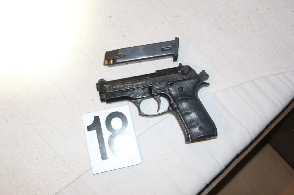 FOTO, VIDEO: Kriminalisté zadrželi muže, který si u komplice schoval trezor na zahradě. Hrozí muž až osm let za mřížemi