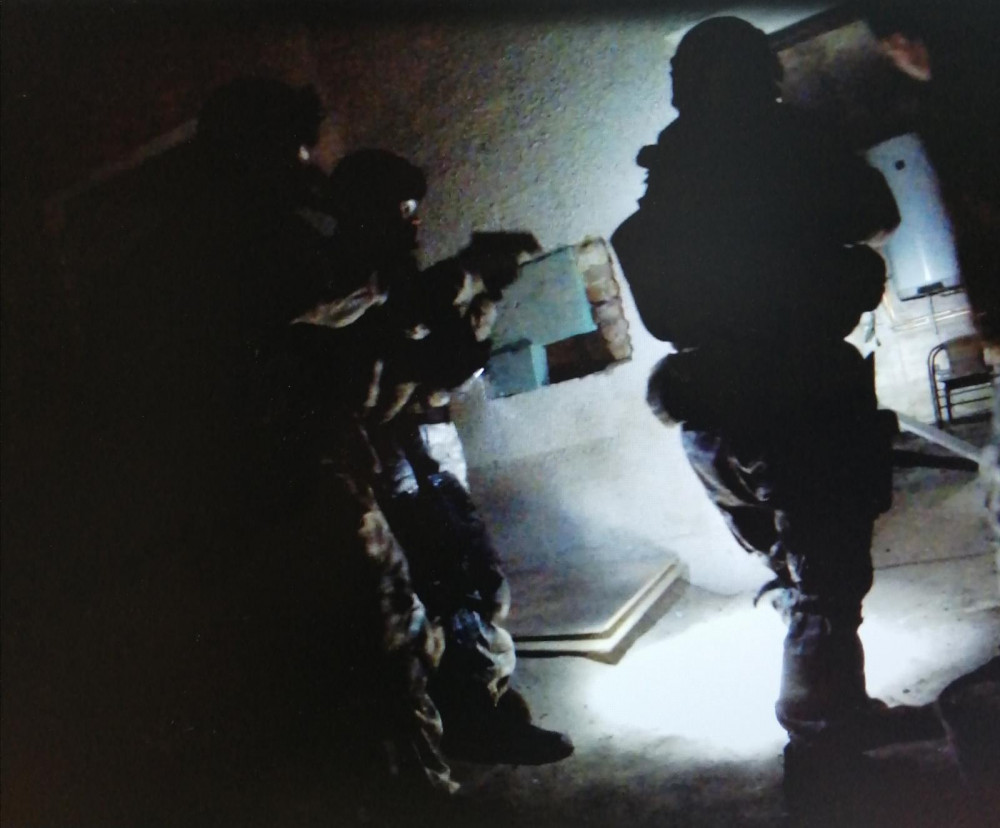 FOTO, VIDEO: Kriminalisté zadrželi muže, který si u komplice schoval trezor na zahradě. Hrozí muž až osm let za mřížemi