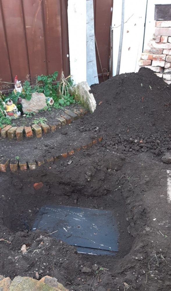 FOTO, VIDEO: Kriminalisté zadrželi muže, který si u komplice schoval trezor na zahradě. Hrozí muž až osm let za mřížemi