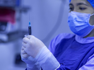 Nemocnice v Motole převzala první dávky vakcíny proti covidu-19