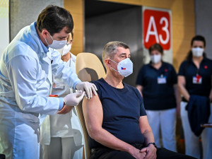 V Česku se začalo očkovat proti covidu, první dávku dostal Babiš