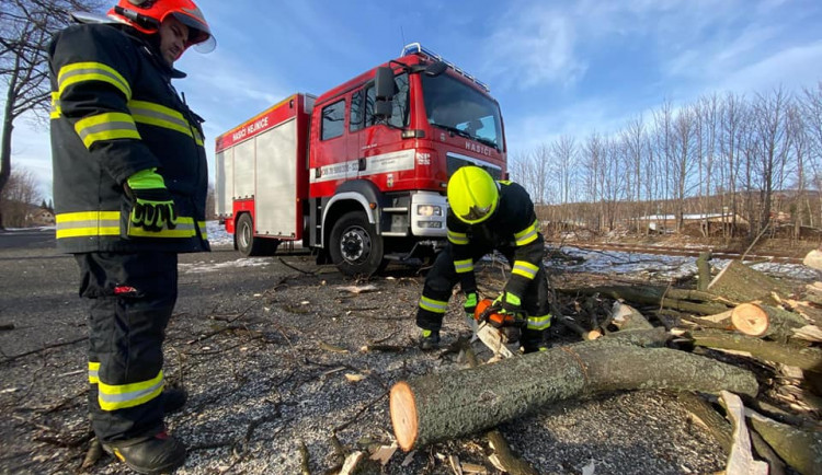 Popadané stromy a větve. Hasiči odstraňovali následky silného větru