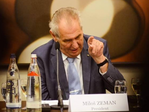 Netradiční sázky: Zeman přestane kouřit, Ledecká vyhraje v šipkách