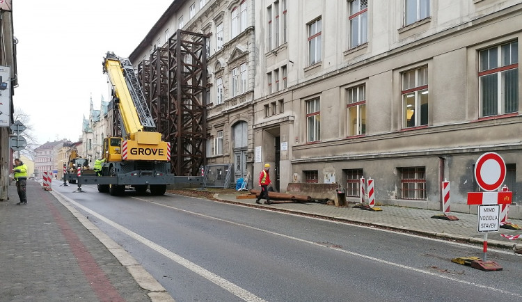 Podhorská je kvůli demontáži konstrukce uzavřená. Na neukázněné řidiče číhá policie